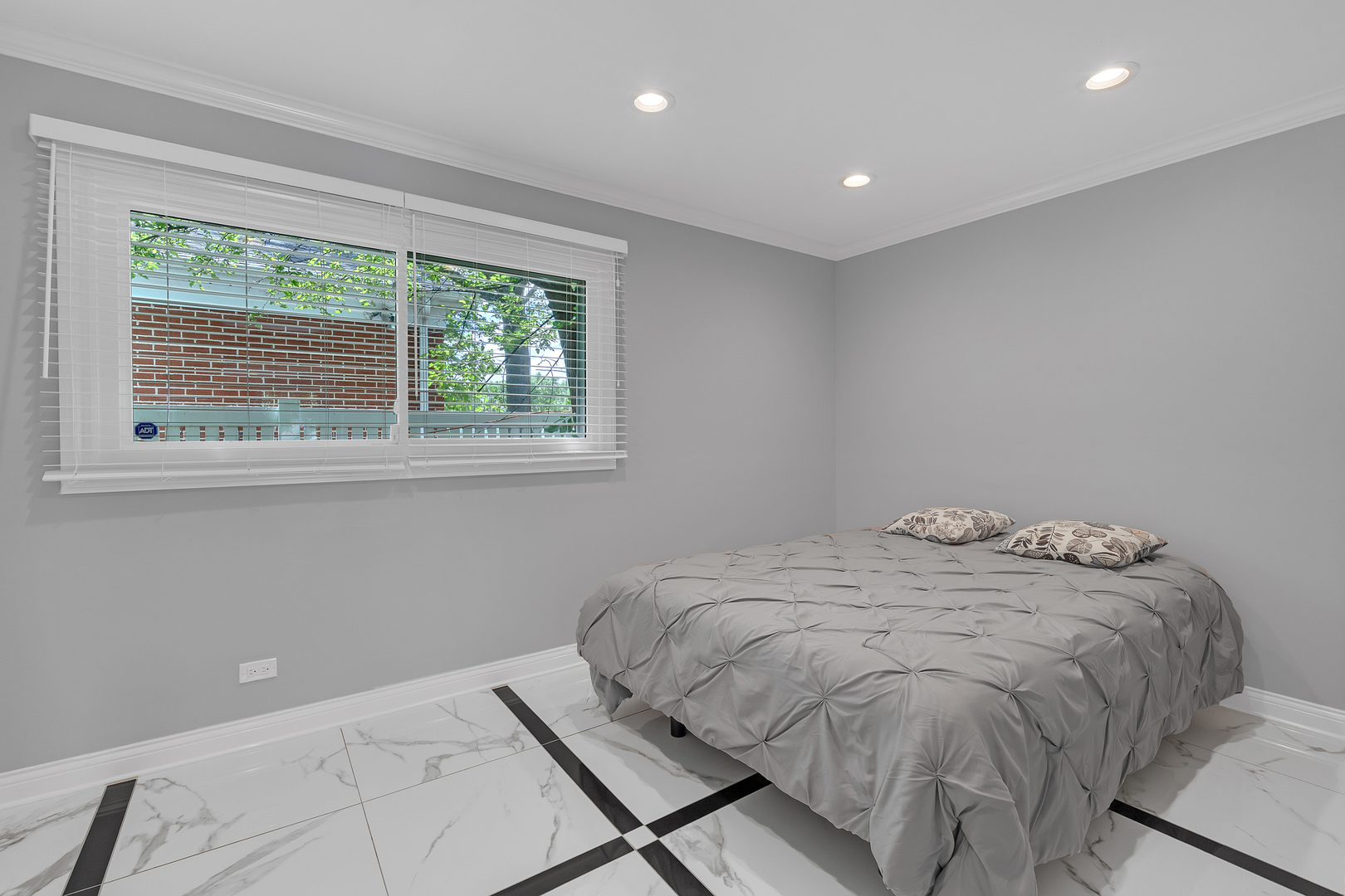 210 W Pickwick Road