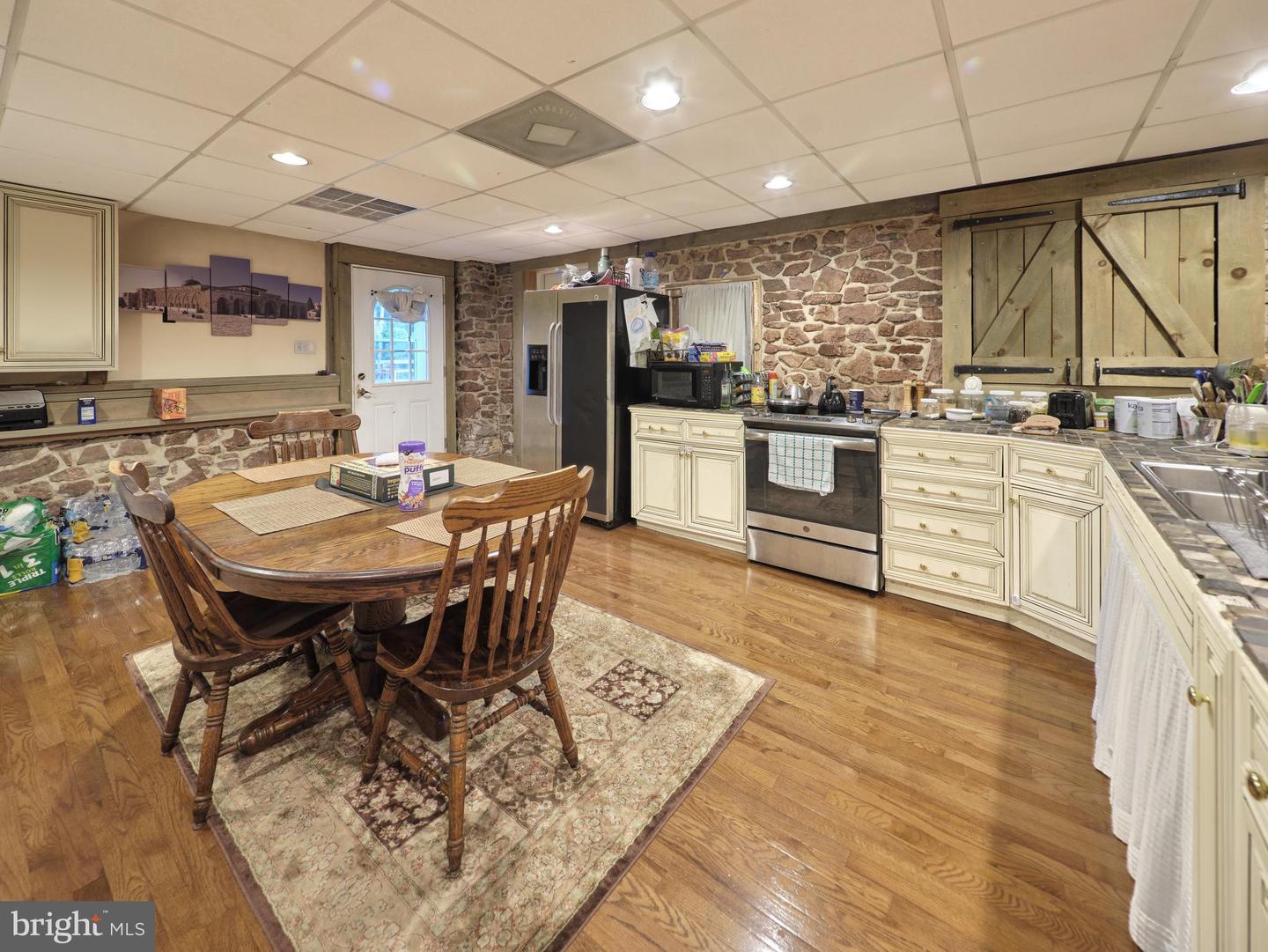 1090 Almshouse Rd
