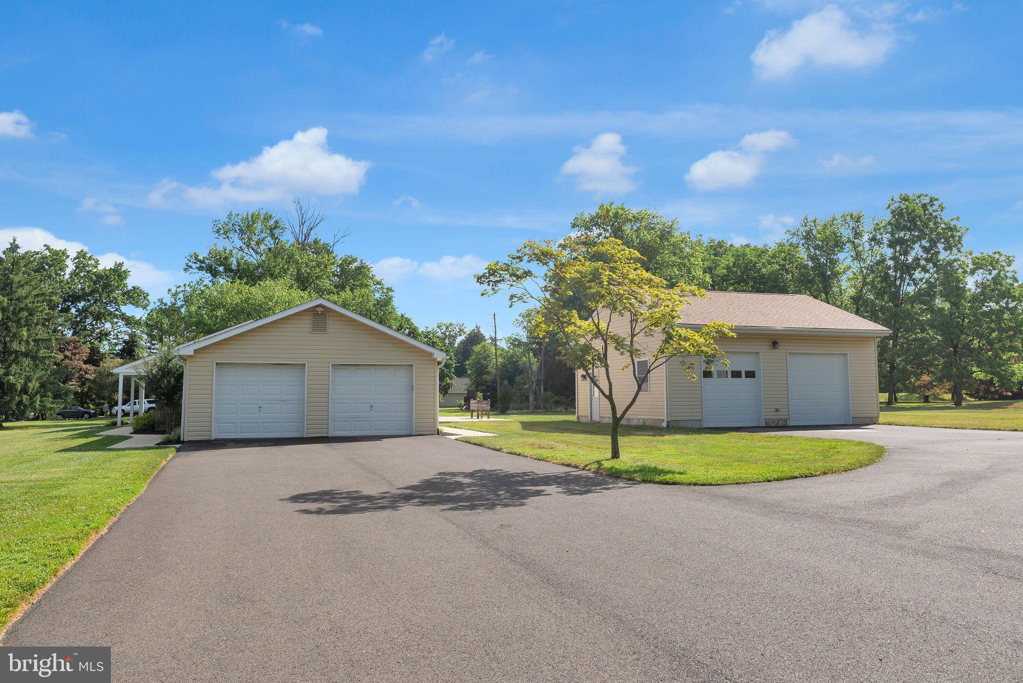 2015 MEETINGHOUSE RD