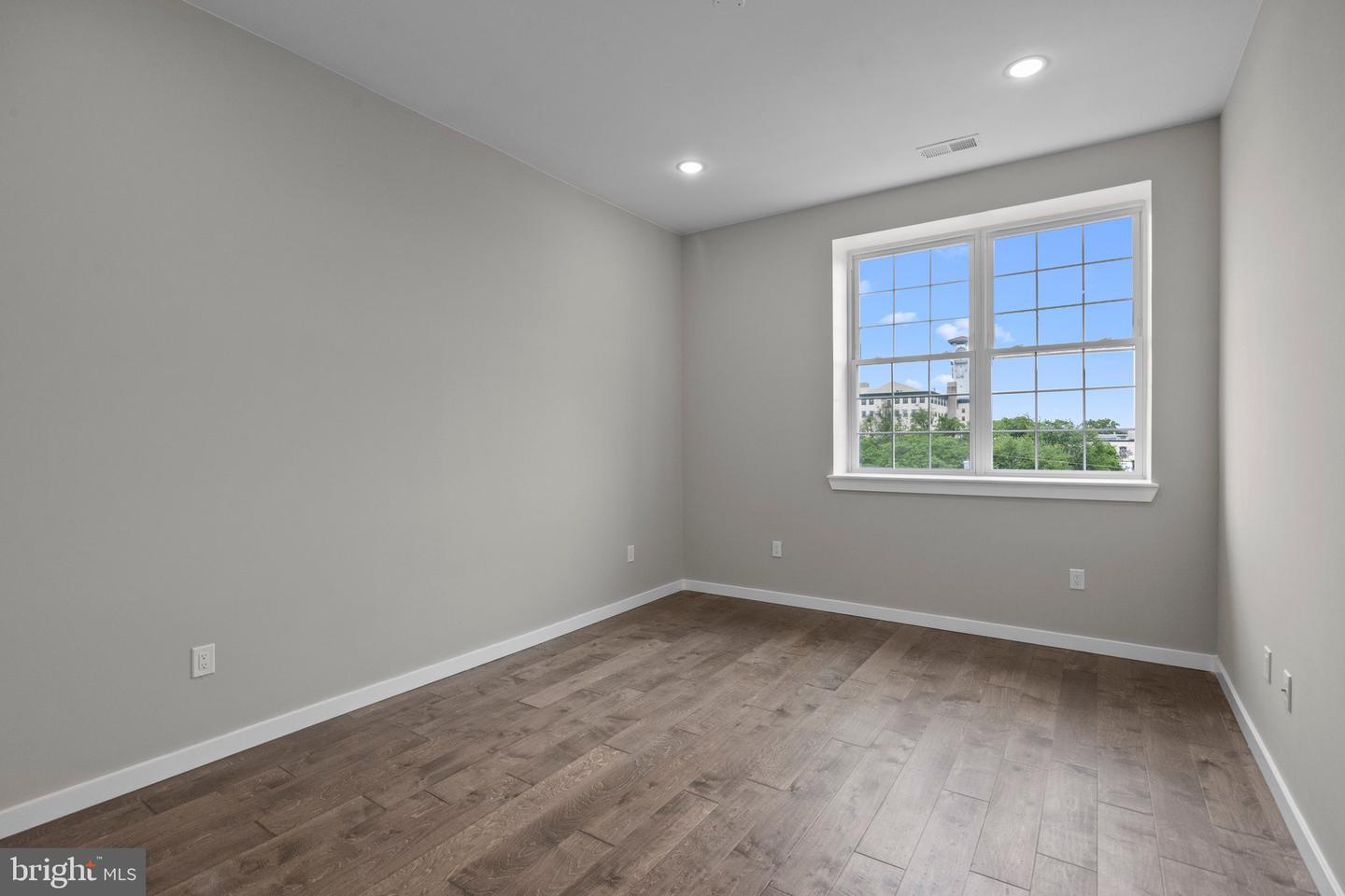 418 Jefferson Ave #12