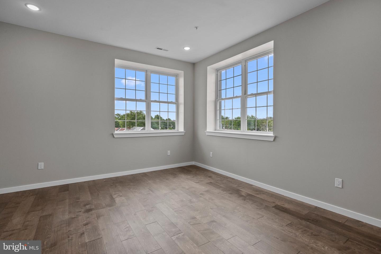 418 Jefferson Ave #12