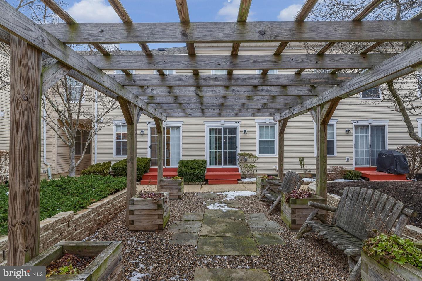 3919 Captain Molly Cir