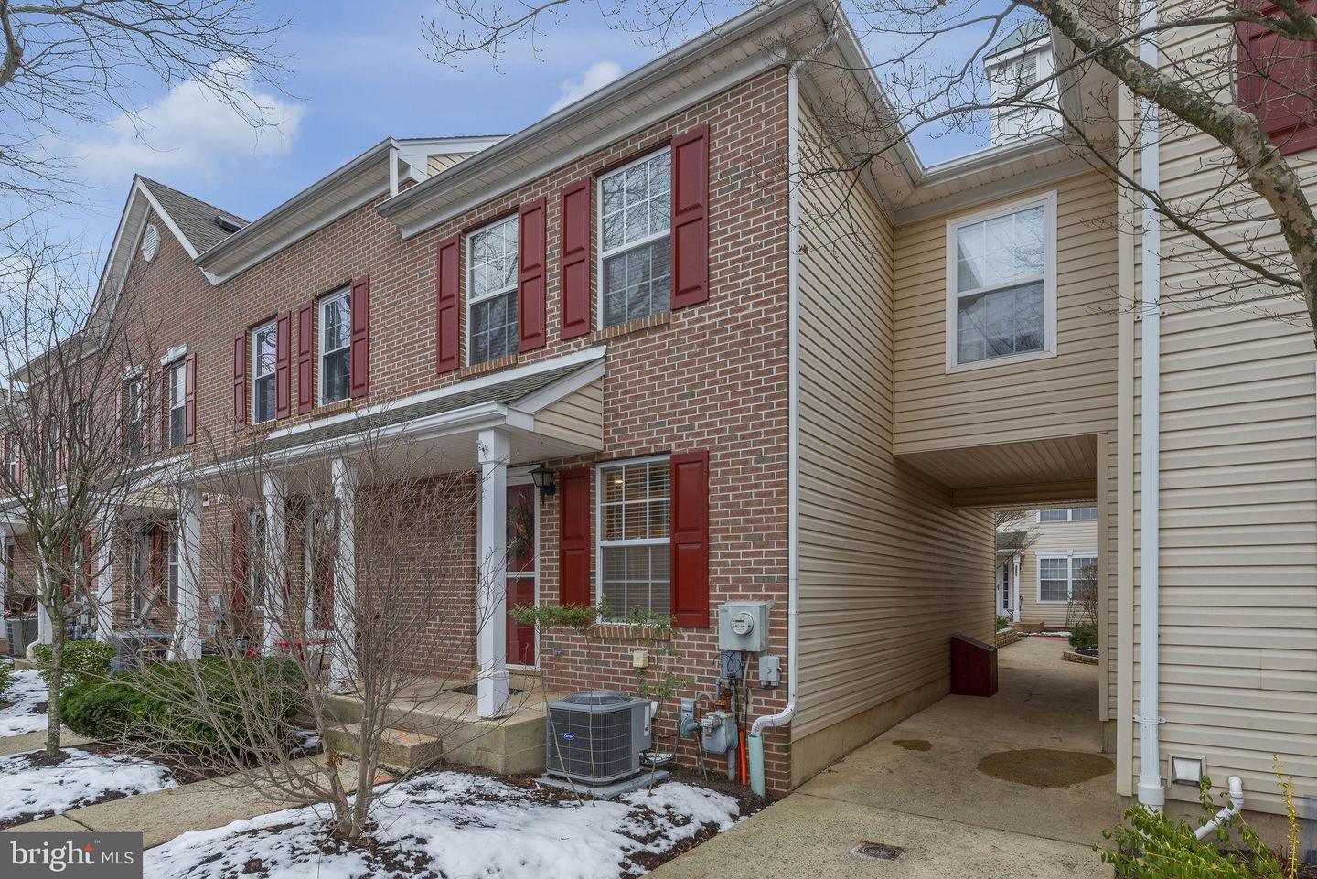 3919 Captain Molly Cir