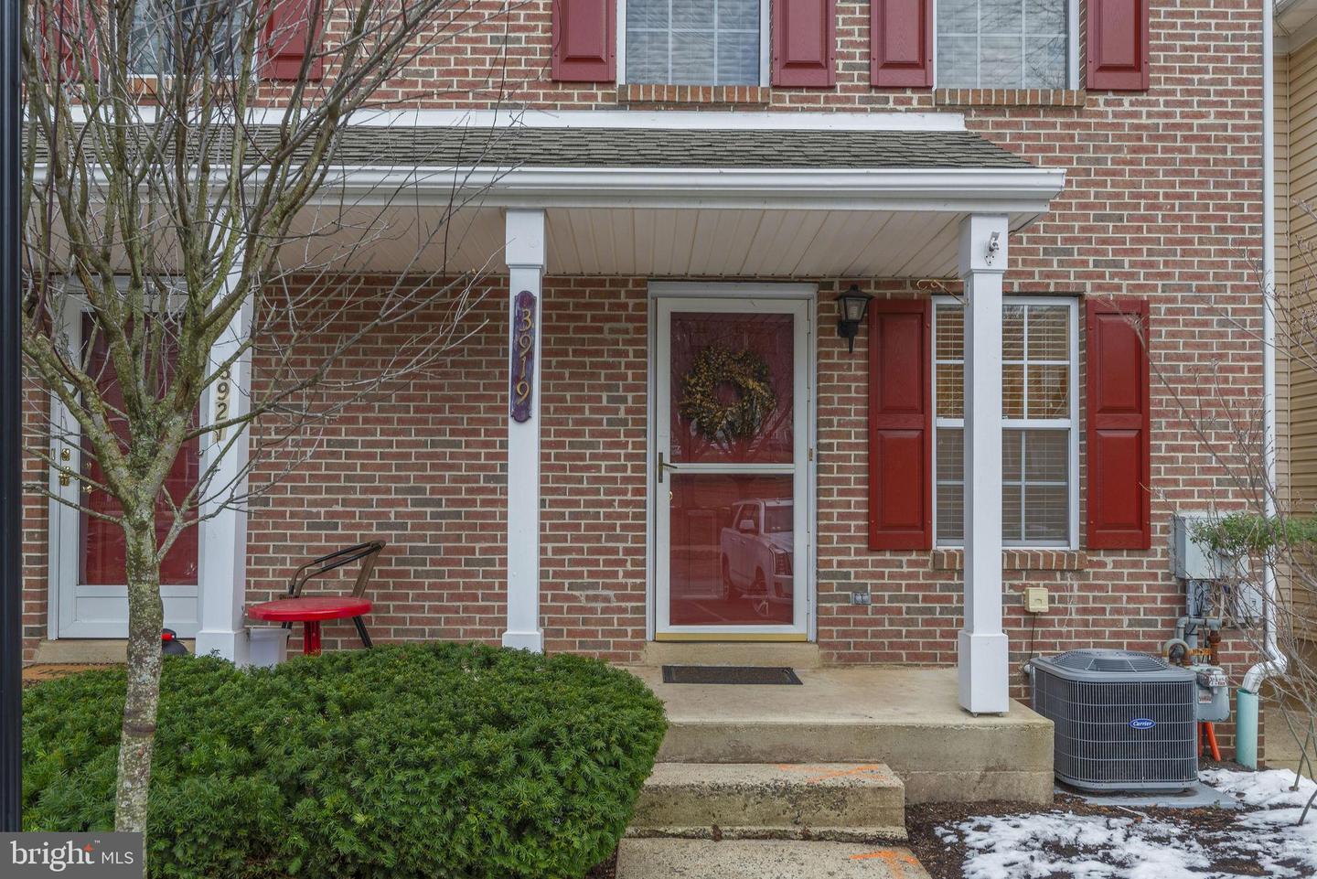 3919 Captain Molly Cir