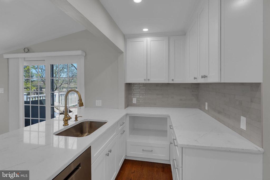77 DAVIS RD