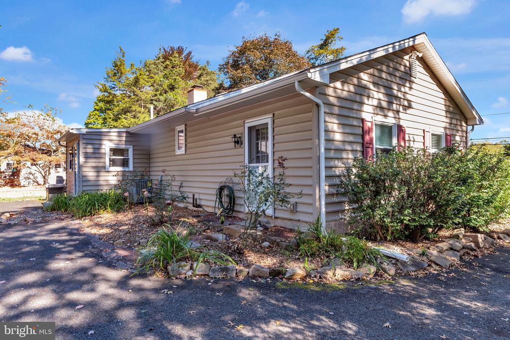 218 KEELEY AVENUE