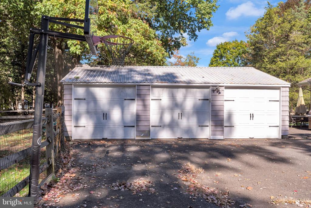 218 KEELEY AVENUE
