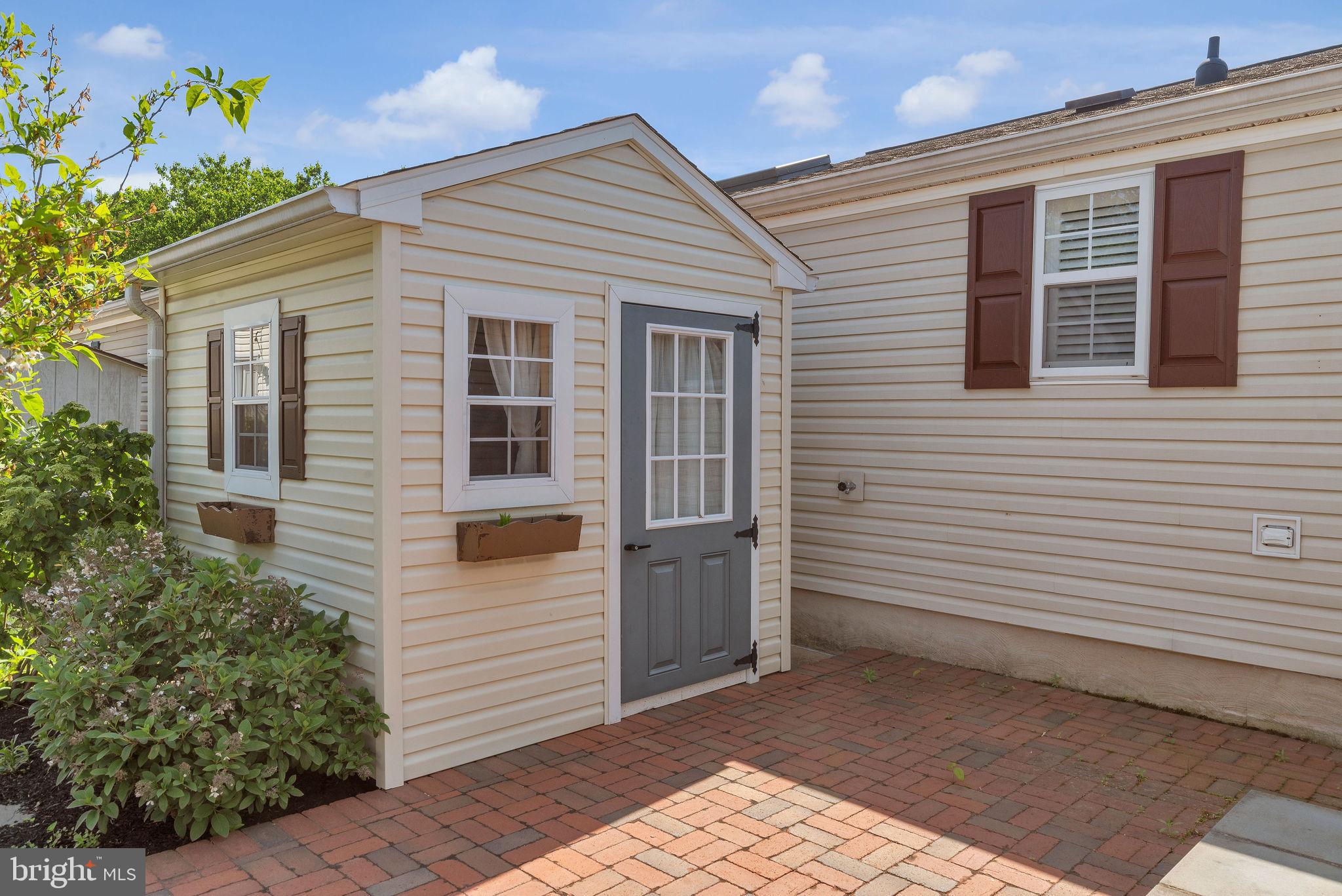 222 THRUSH CIRCLE