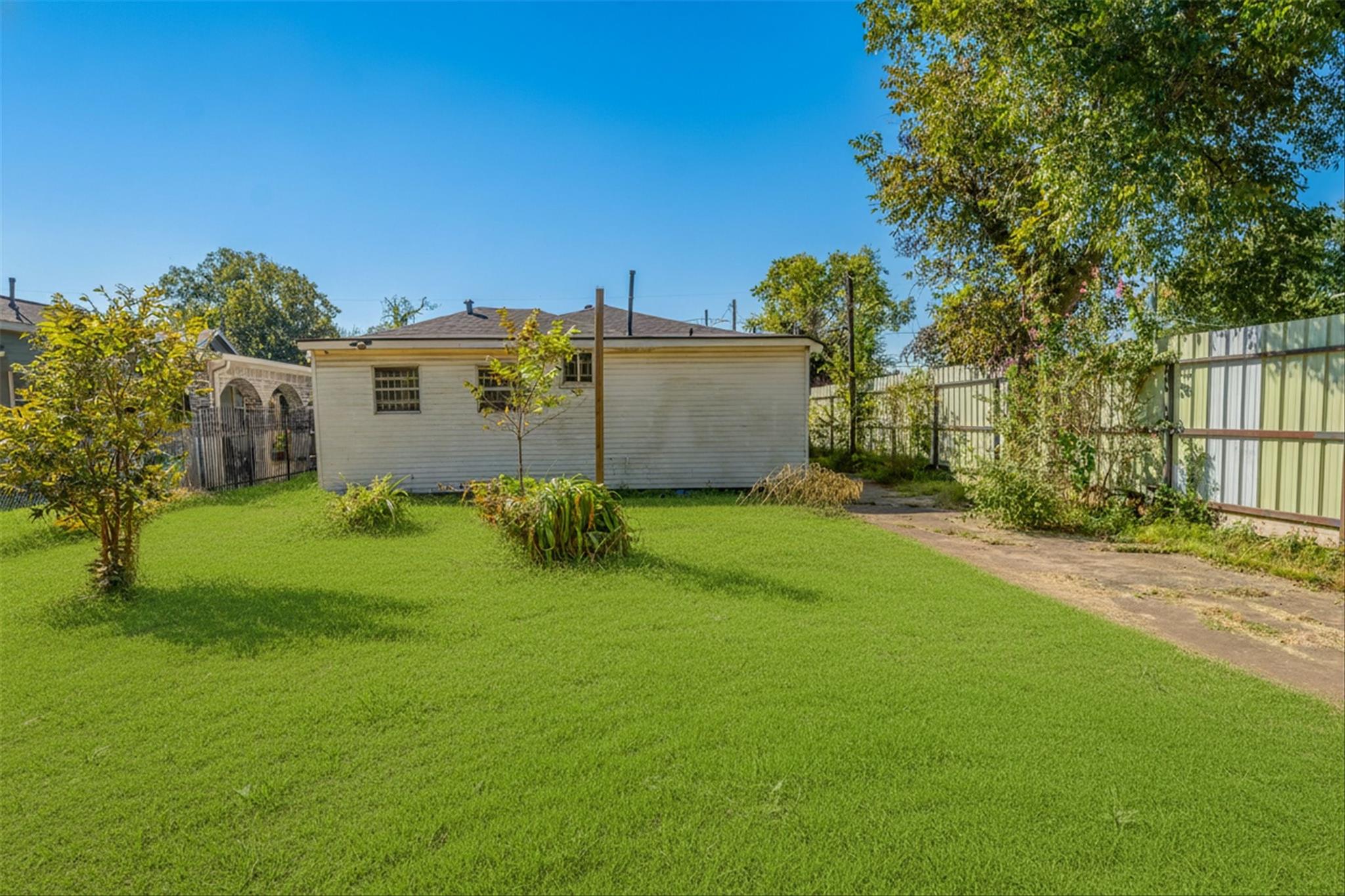 4221 E Toliver Street