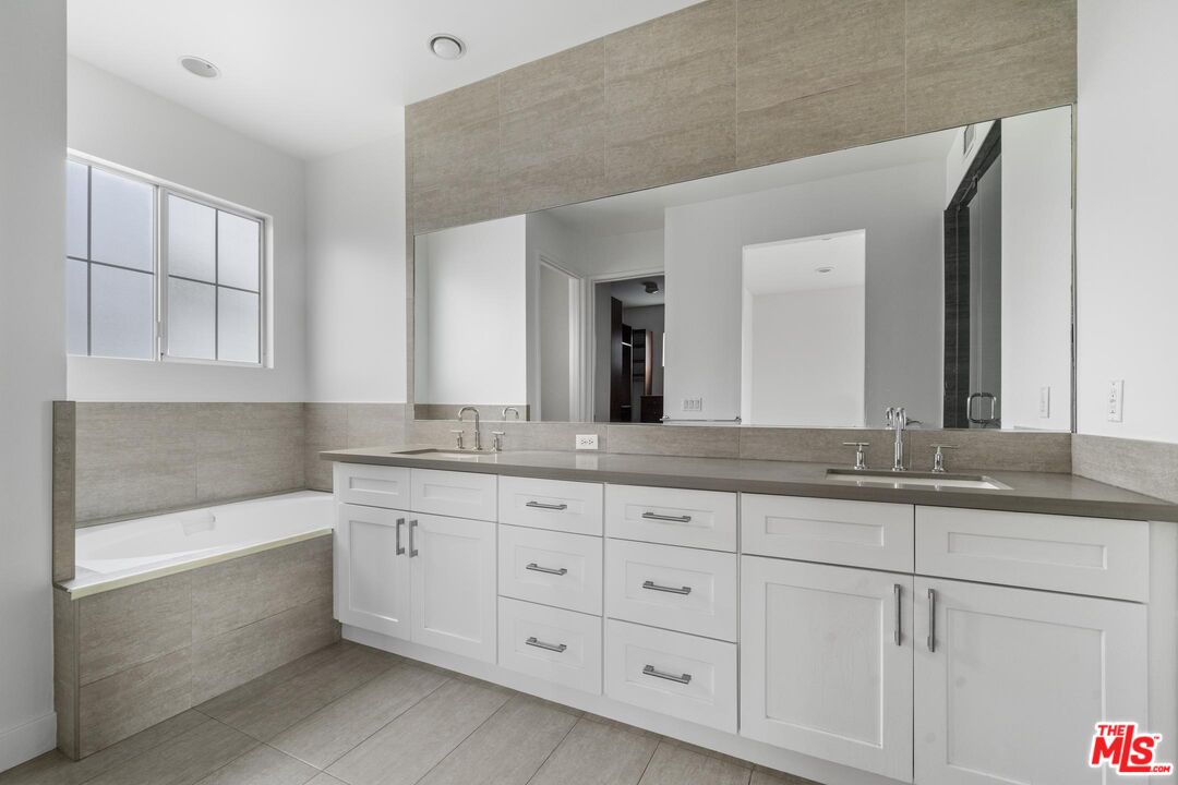 5400 Playa Vista Dr Unit: 17