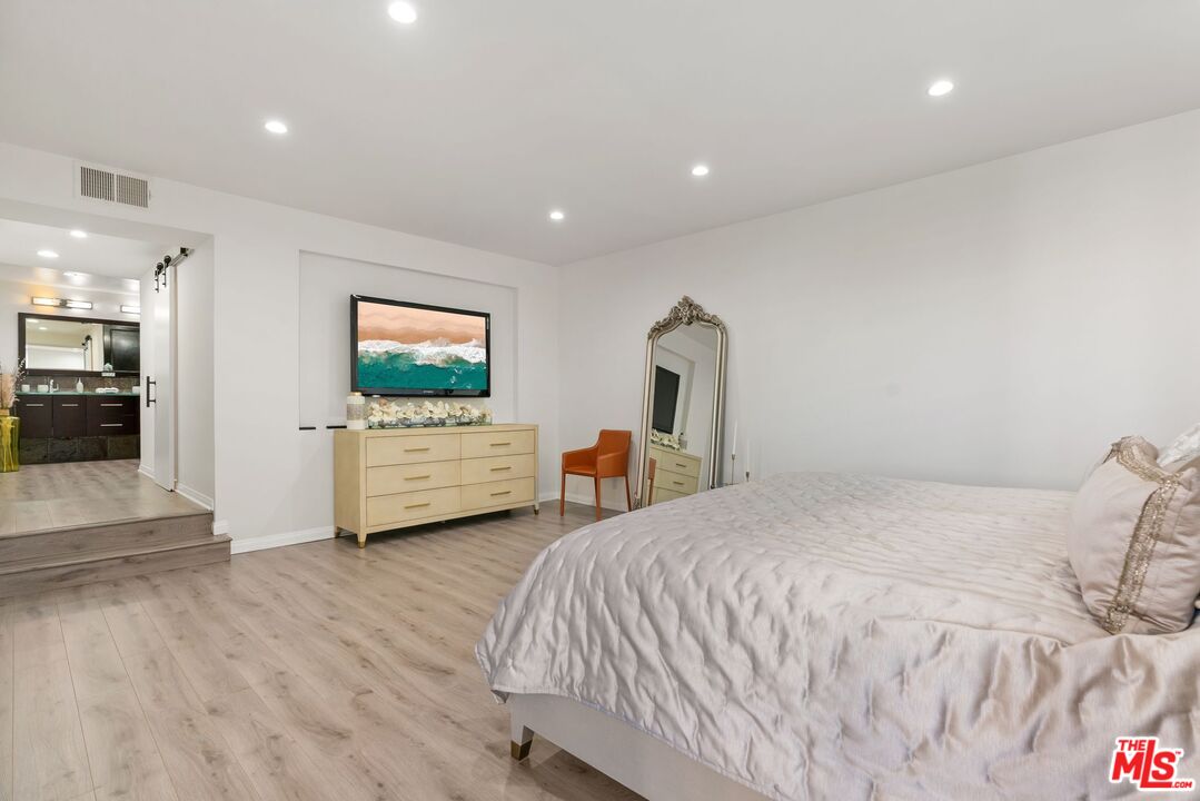 17130 Burbank Blvd Unit: 201