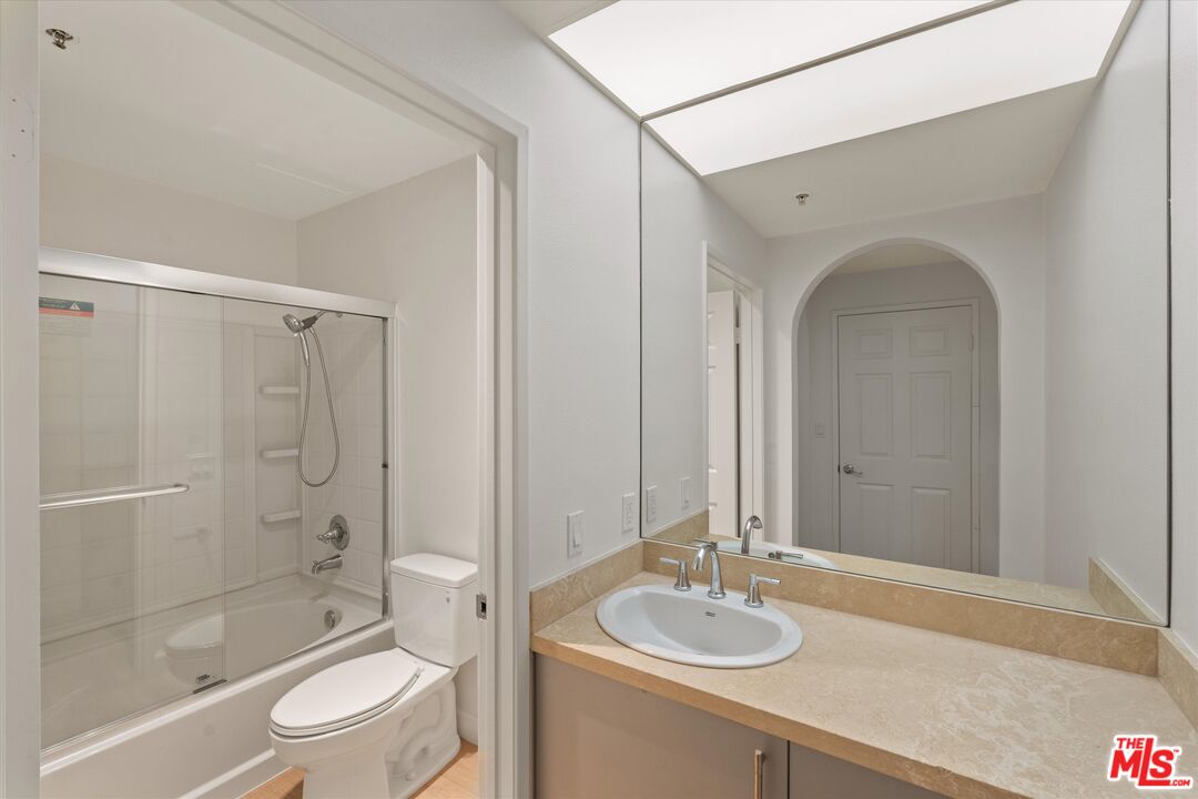 620 S Gramercy Pl Unit: 122