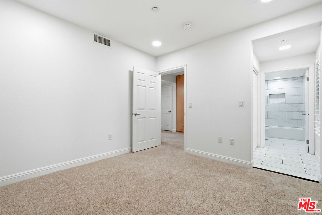 5831 Seawalk Dr Unit: 240