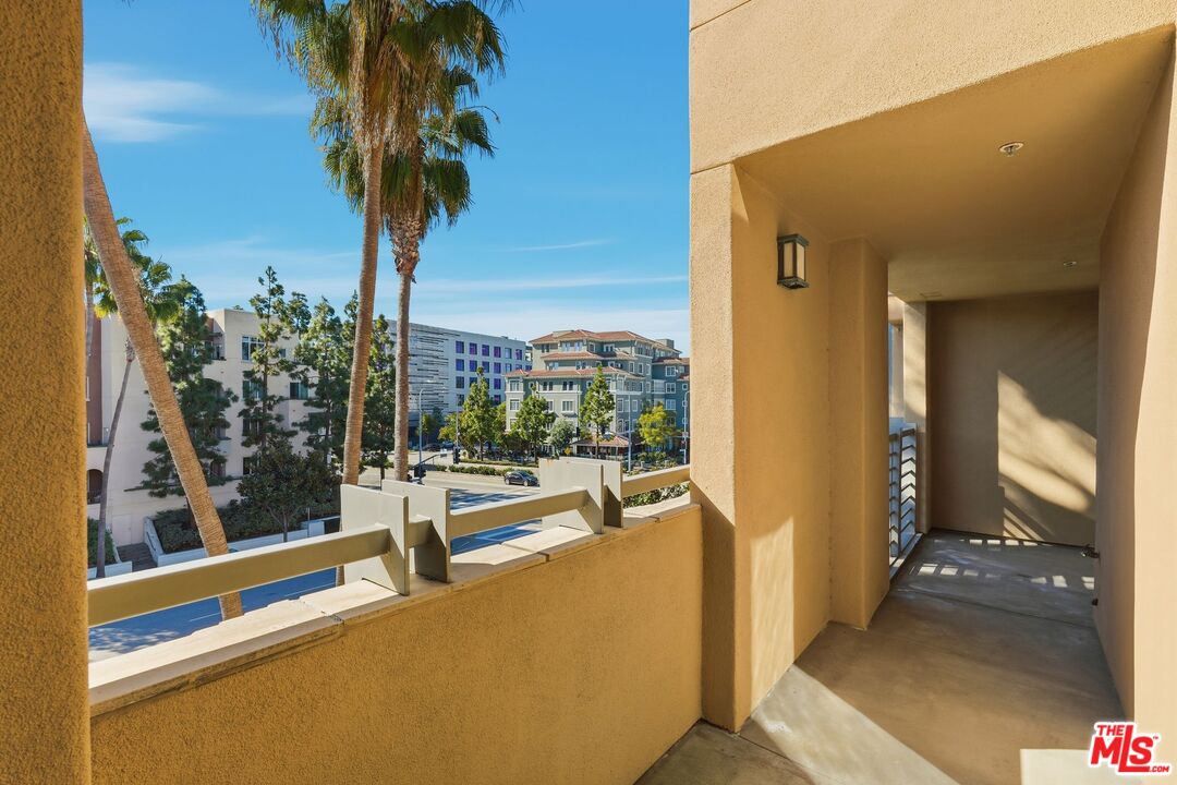 5831 Seawalk Dr Unit: 240