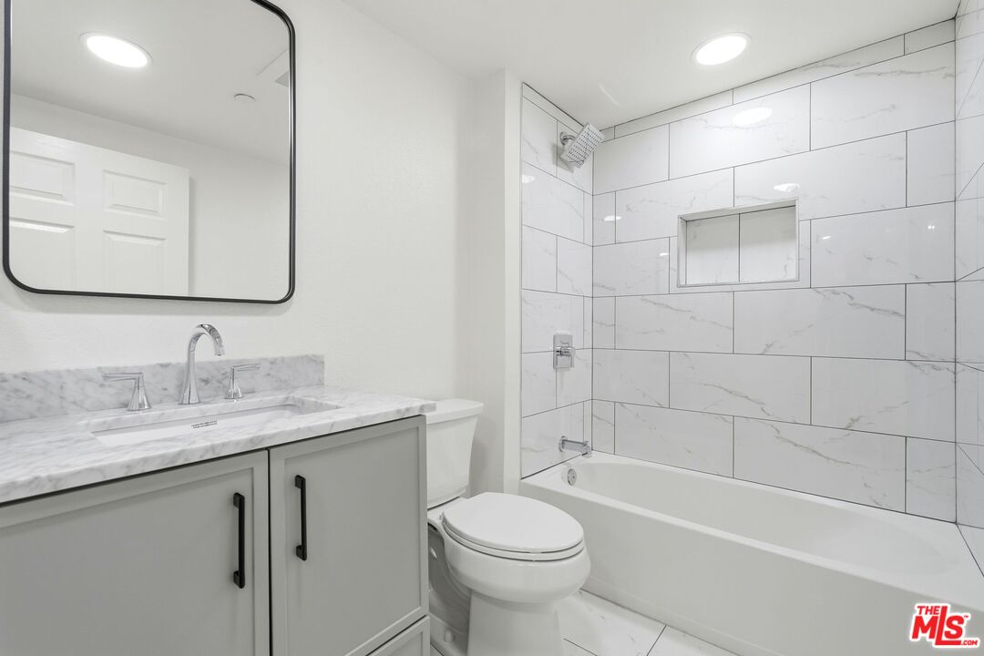 5831 Seawalk Dr Unit: 240