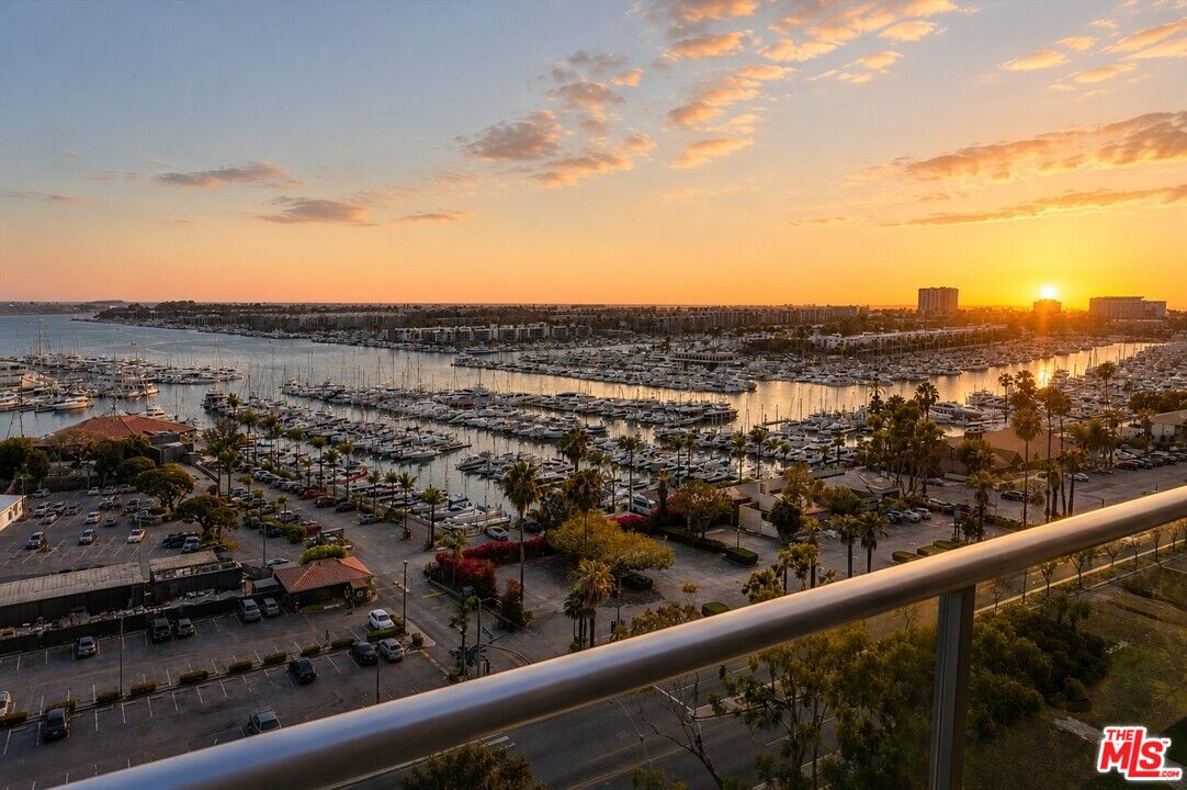 13700 Marina Pointe Dr Unit: 1401