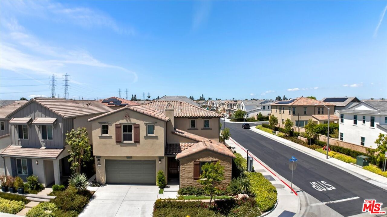 21181 Strathmoor Ln