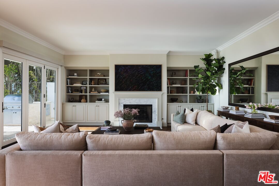 16736 Via Pacifica