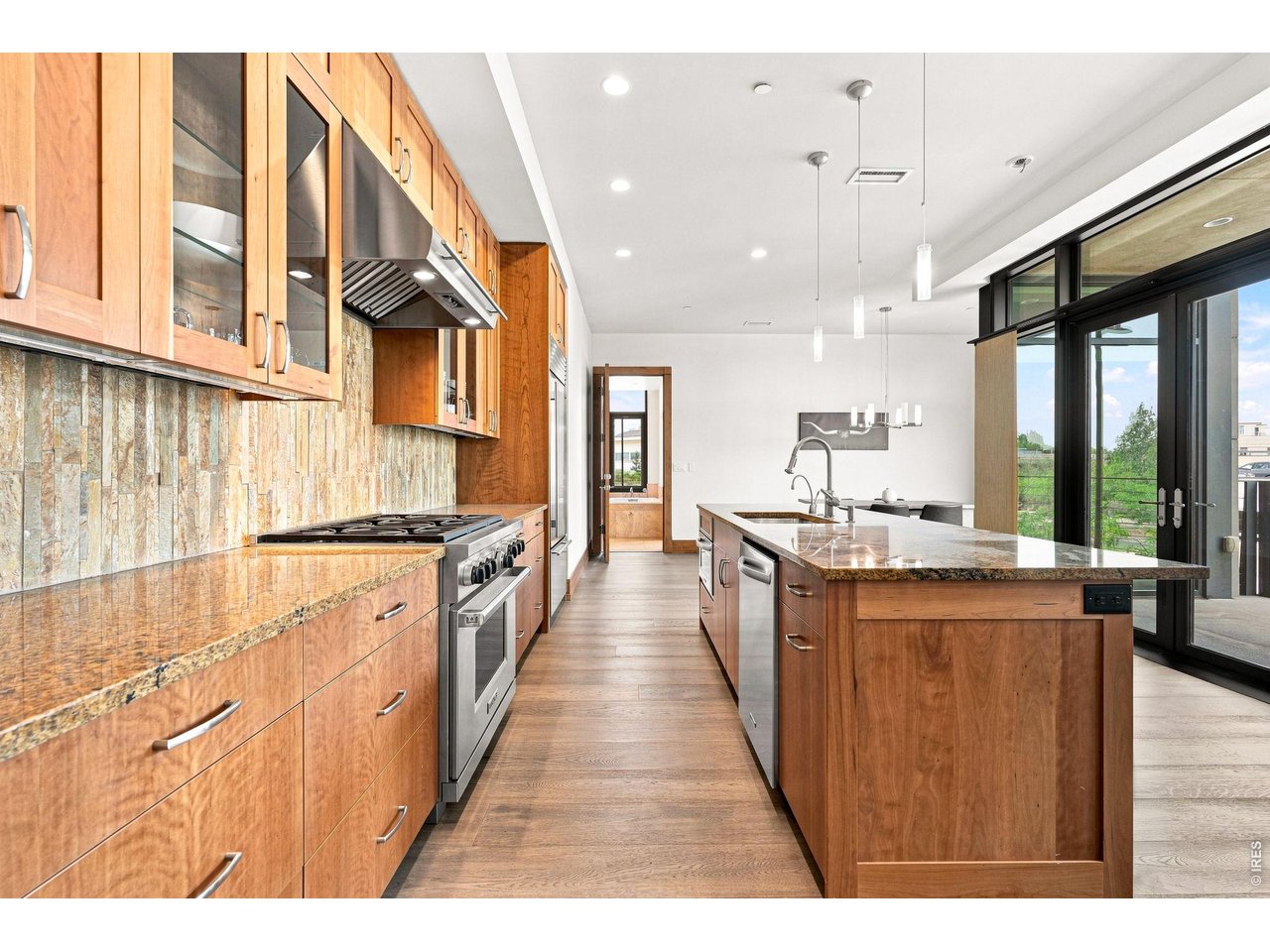 1077 Canyon Blvd 211