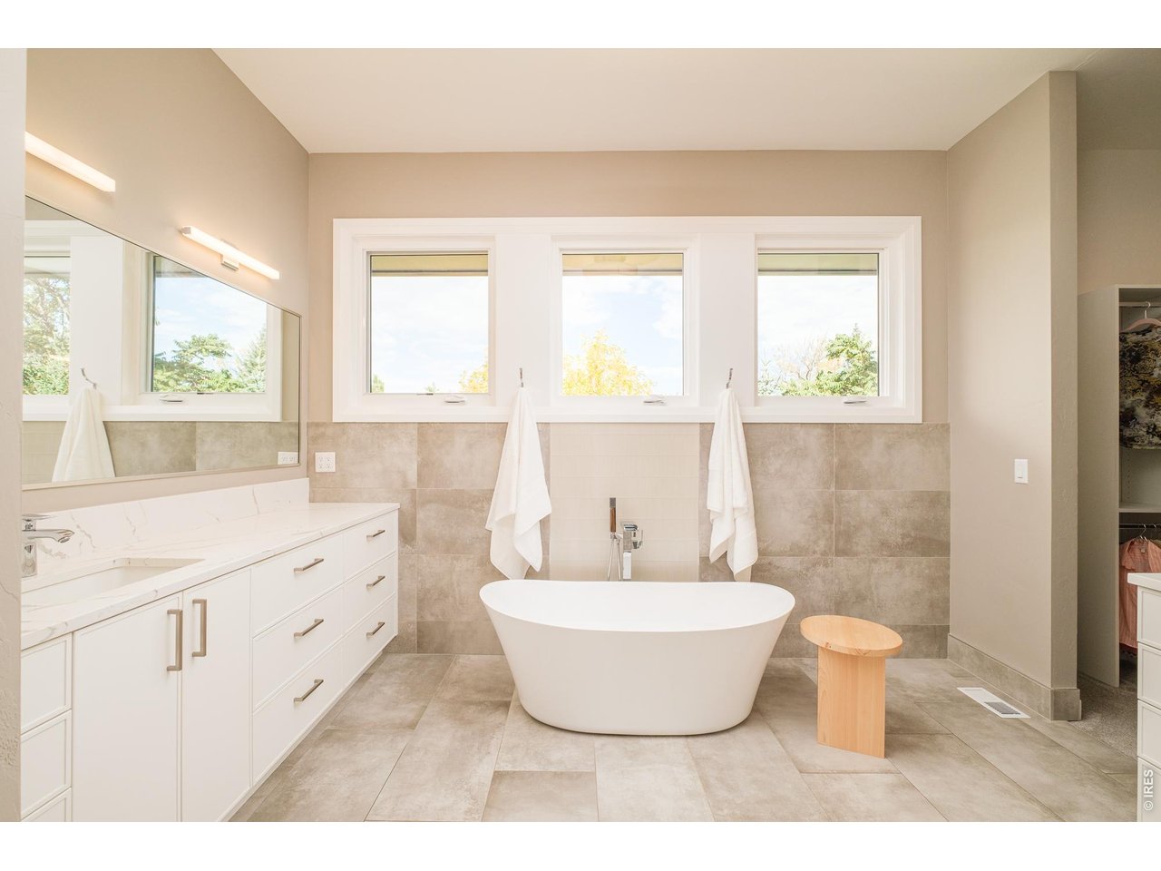 975 Westview Dr