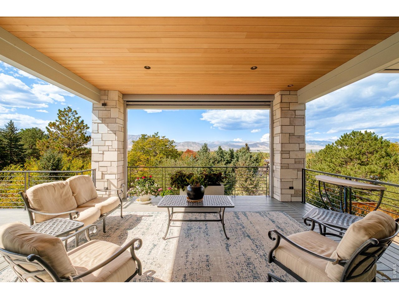 975 Westview Dr