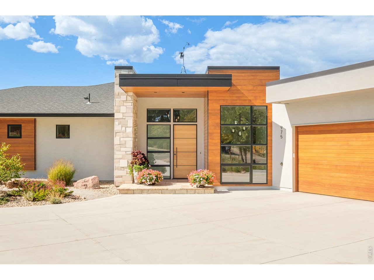 975 Westview Dr