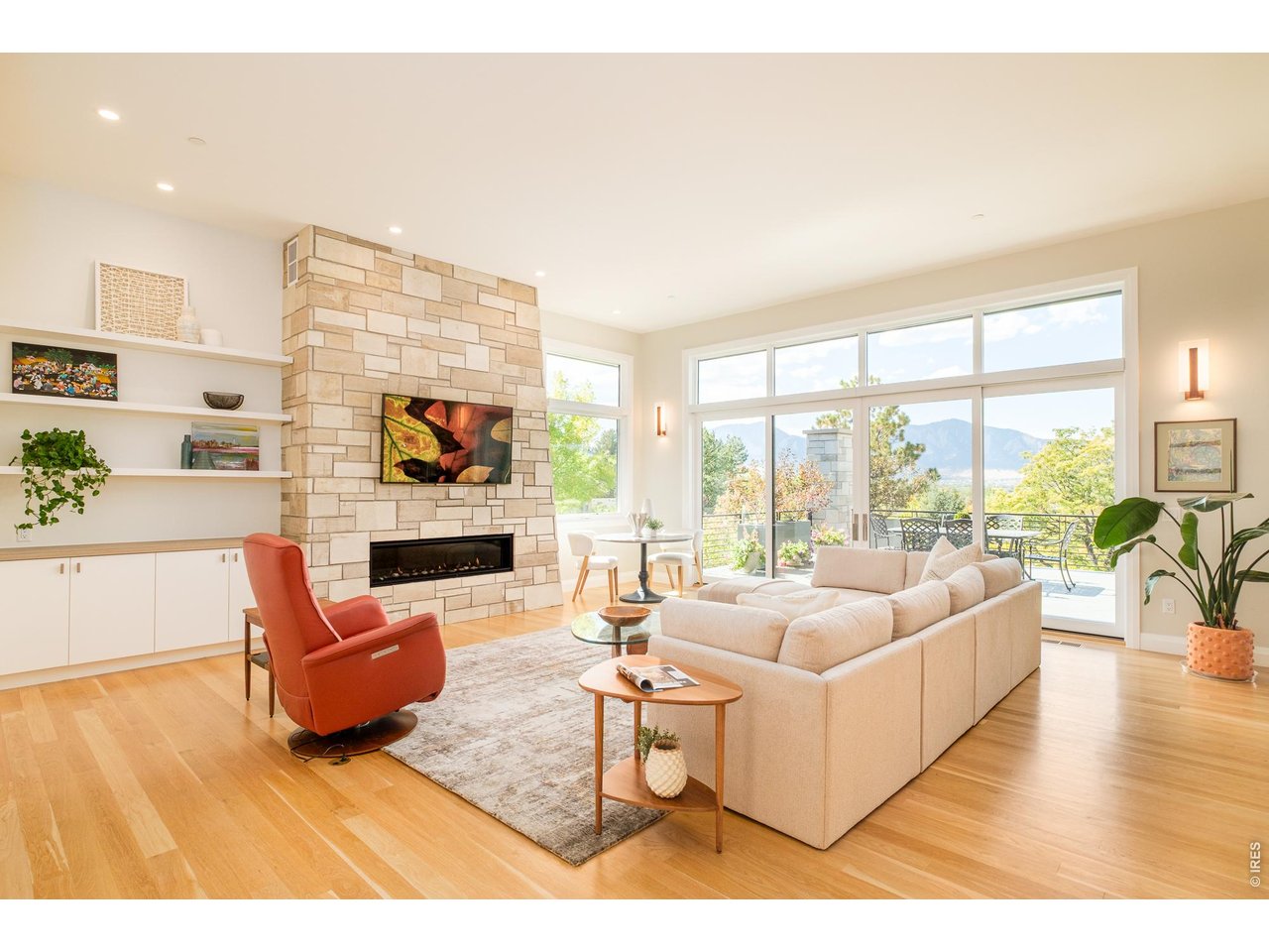 975 Westview Dr