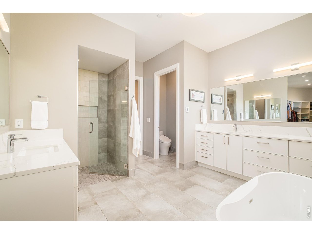 975 Westview Dr