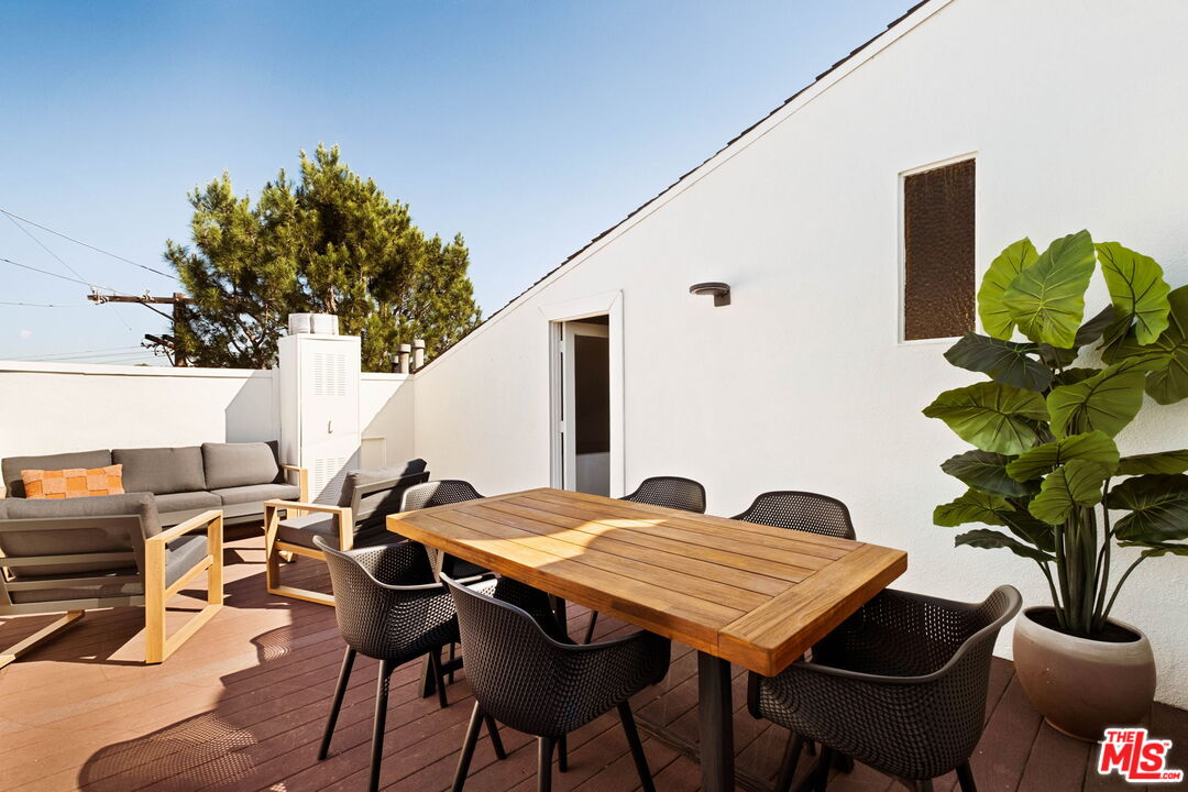 725 S Barrington Ave Unit: 301