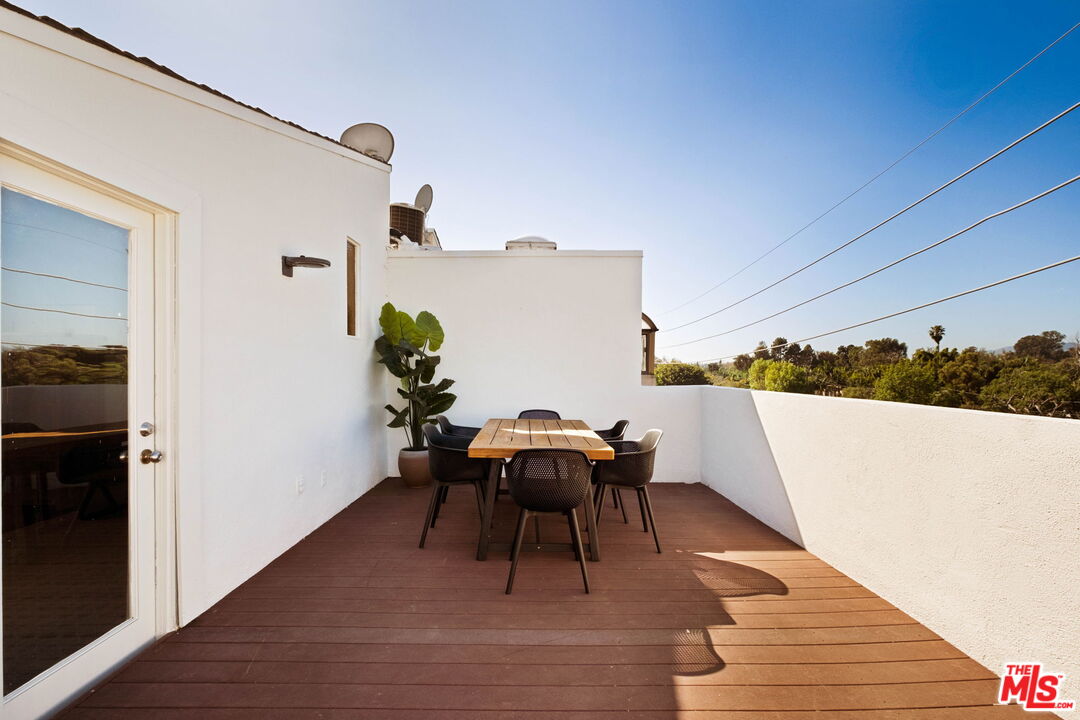 725 S Barrington Ave Unit: 301