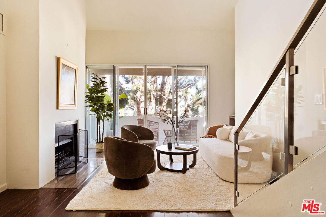 725 S Barrington Ave Unit: 301