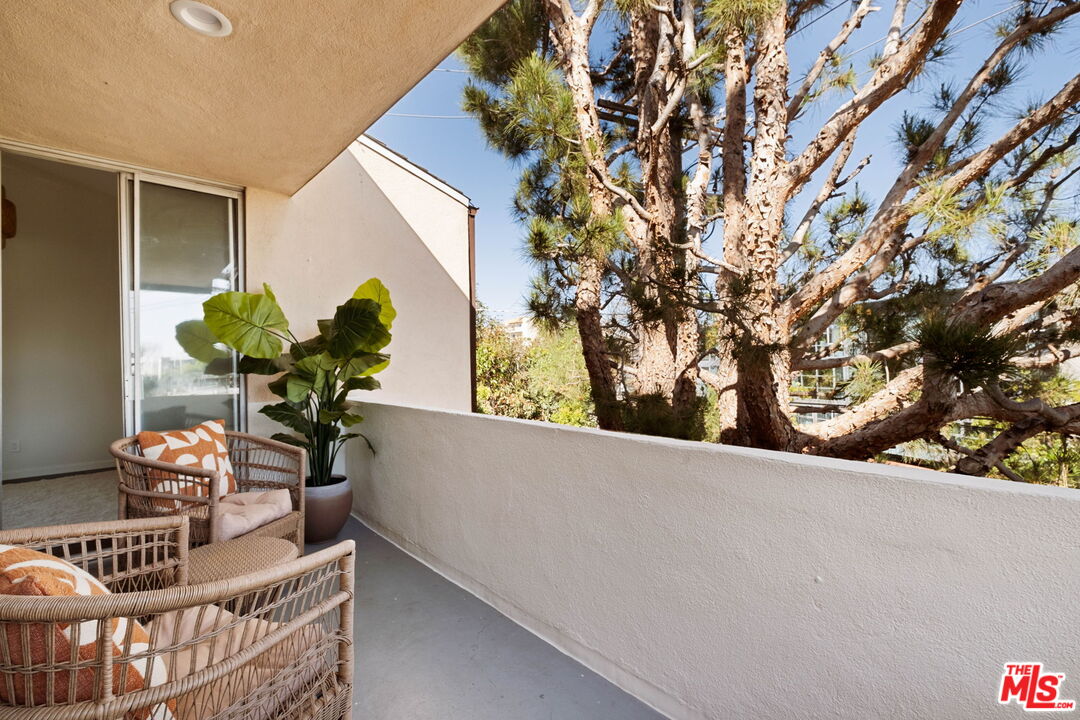 725 S Barrington Ave Unit: 301