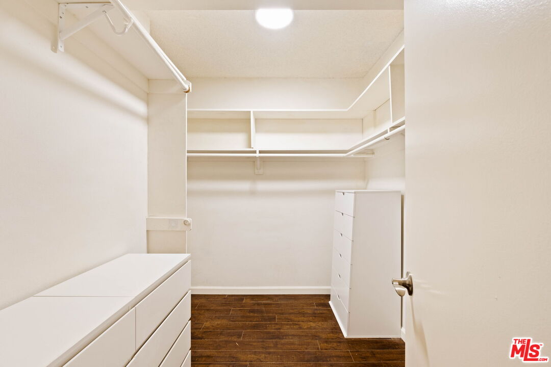 725 S Barrington Ave Unit: 301