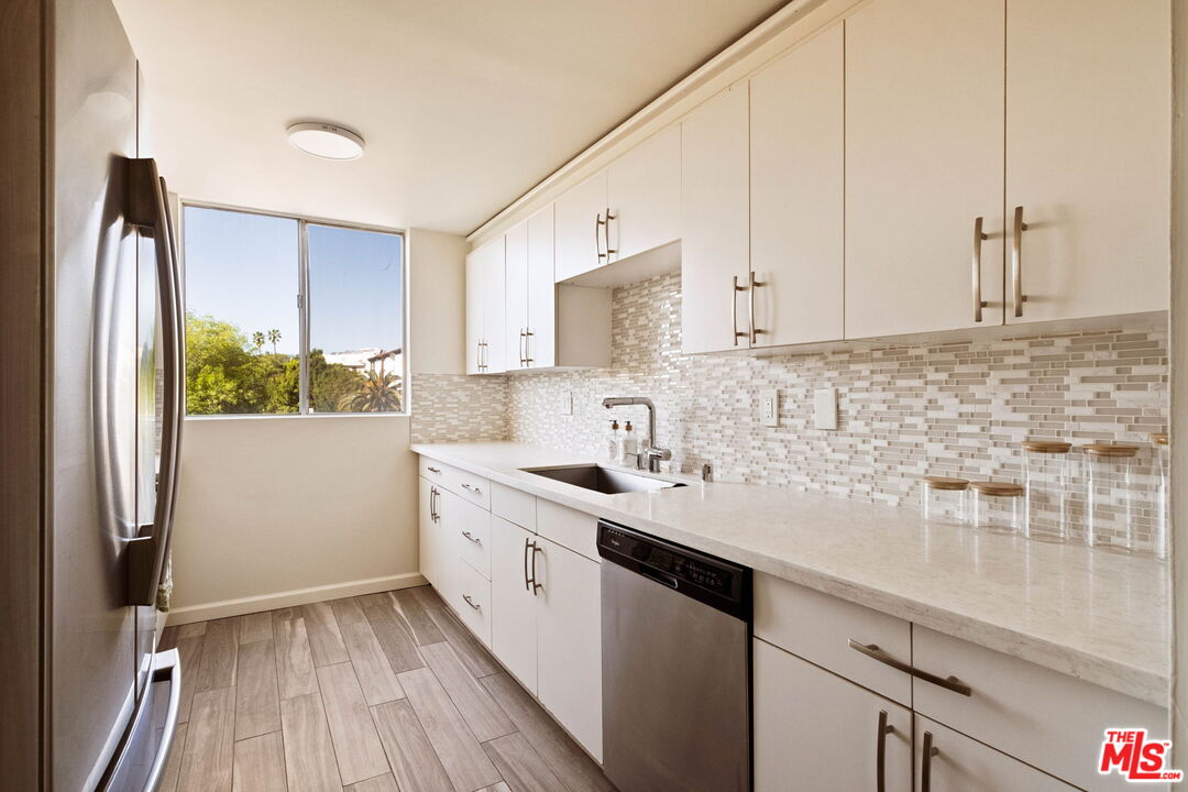 725 S Barrington Ave Unit: 301