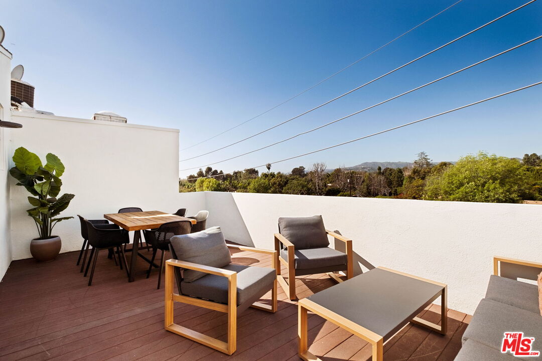 725 S Barrington Ave Unit: 301