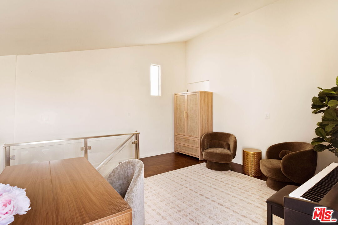 725 S Barrington Ave Unit: 301