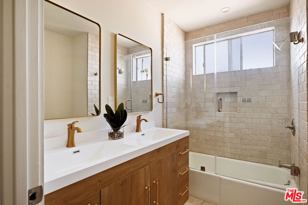 725 S Barrington Ave Unit: 301