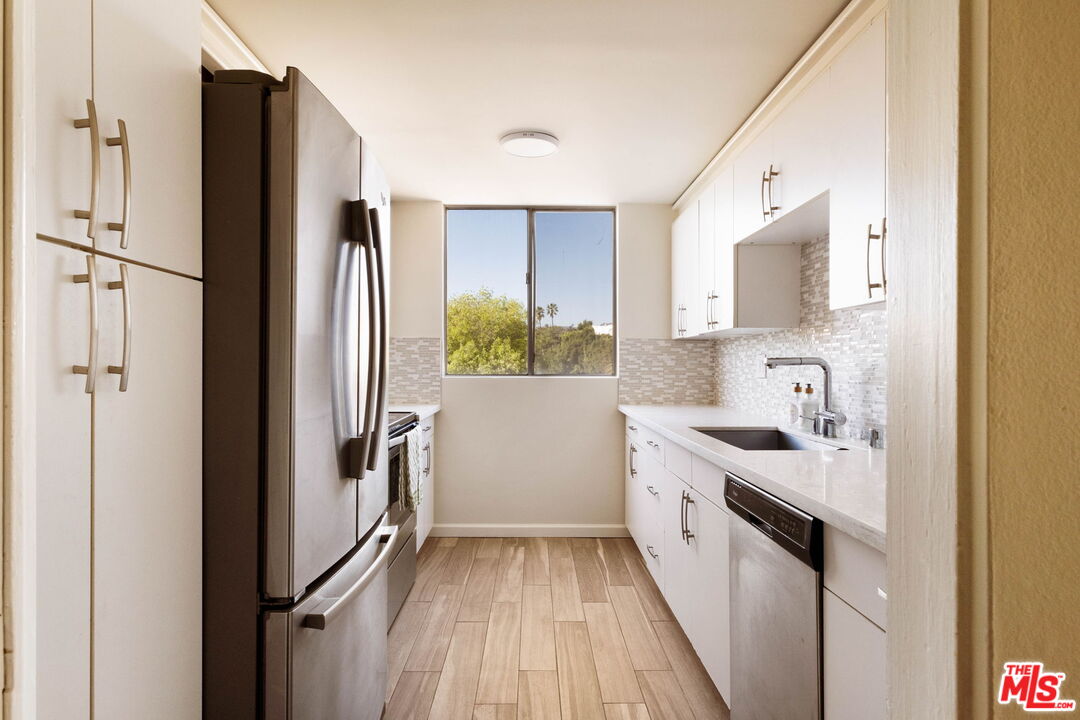 725 S Barrington Ave Unit: 301