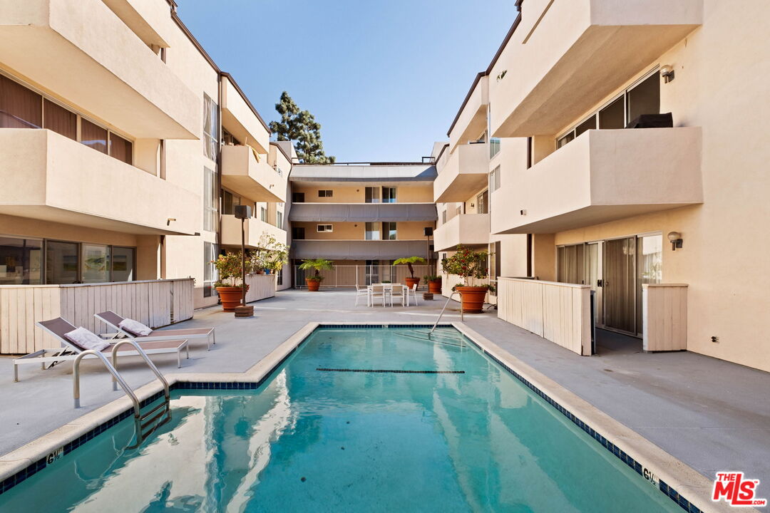 725 S Barrington Ave Unit: 301