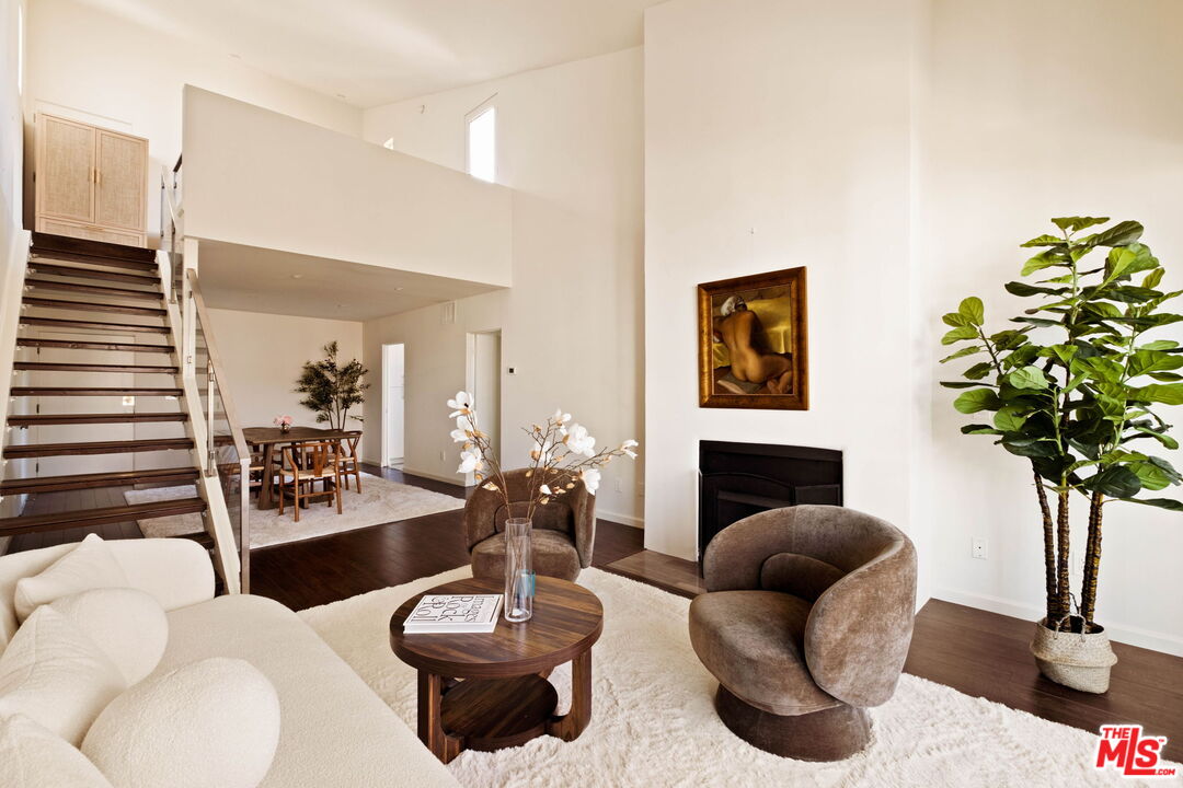 725 S Barrington Ave Unit: 301