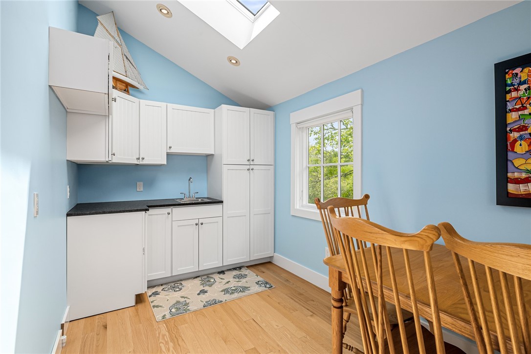 6 Moorings Way