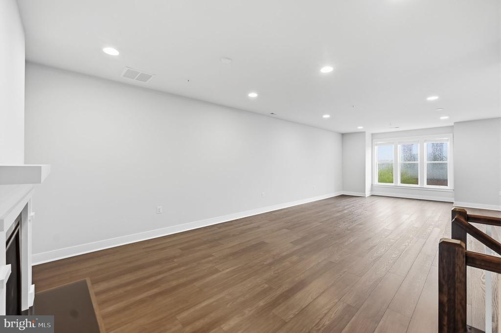 1908 POTOMAC AVENUE Unit: 102