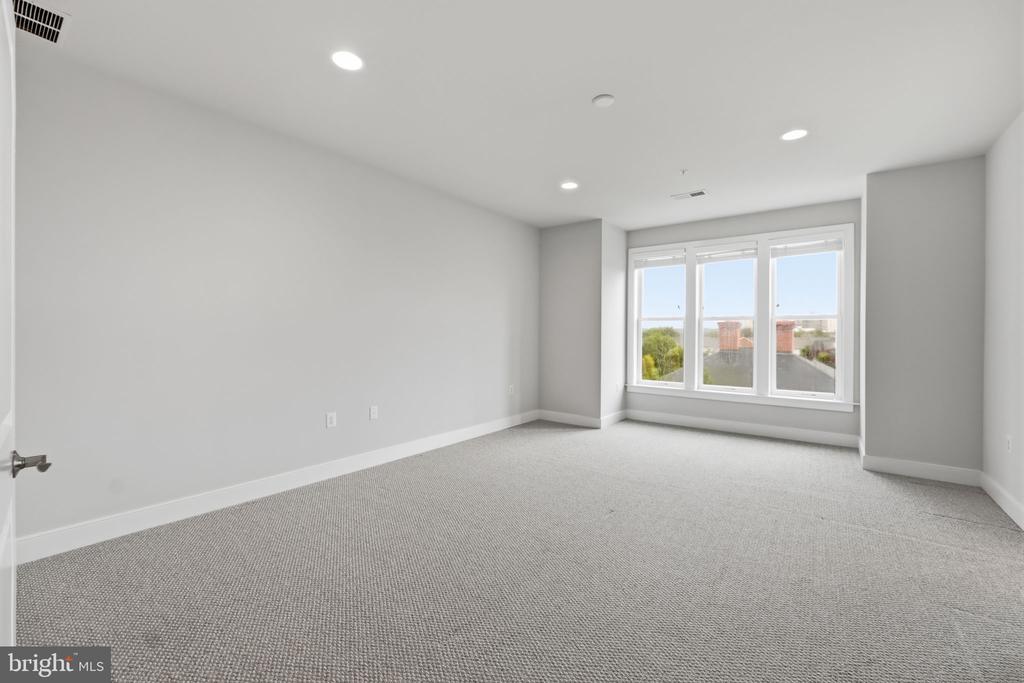 1908 POTOMAC AVENUE Unit: 102
