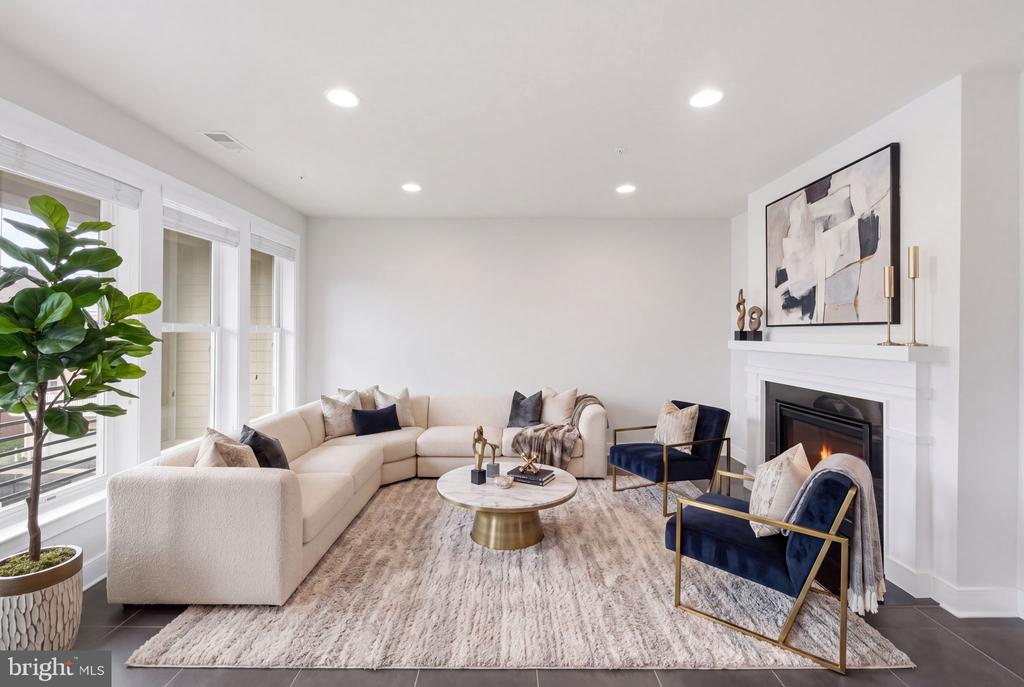 1908 POTOMAC AVENUE Unit: 102