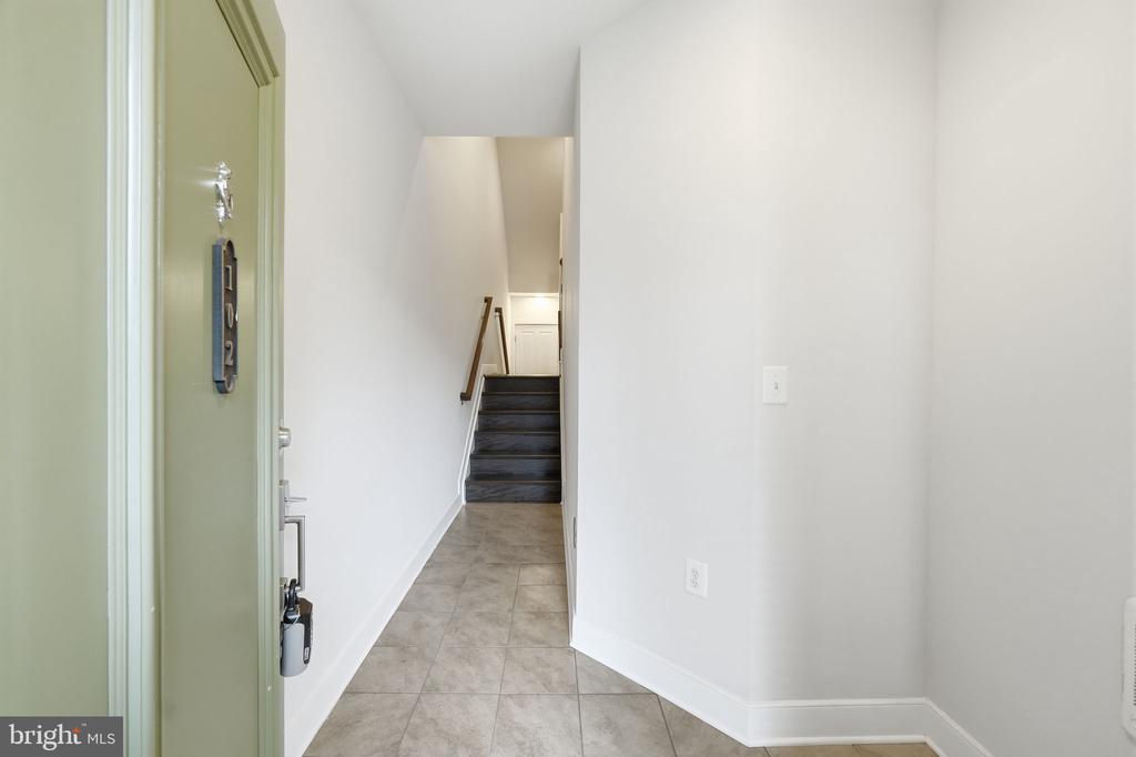 1908 POTOMAC AVENUE Unit: 102