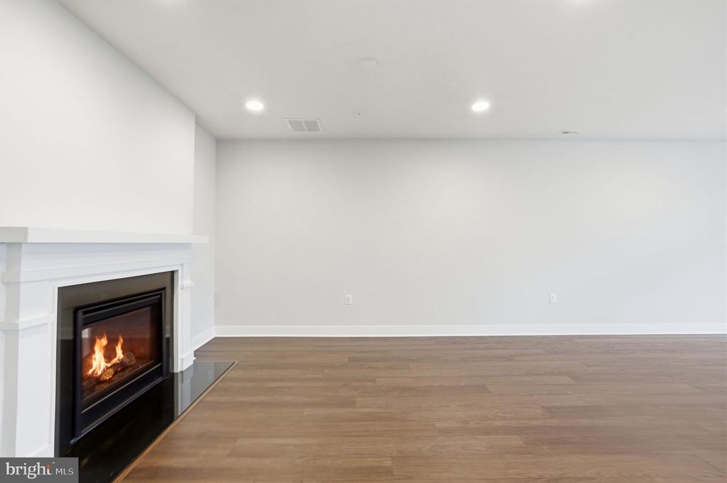 1908 POTOMAC AVENUE Unit: 102
