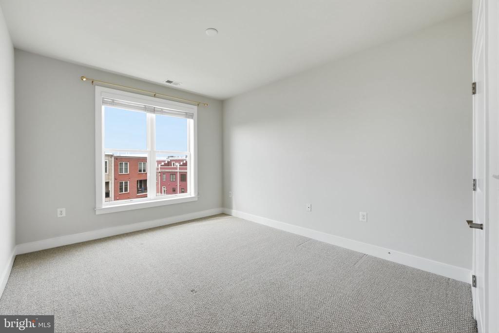 1908 POTOMAC AVENUE Unit: 102