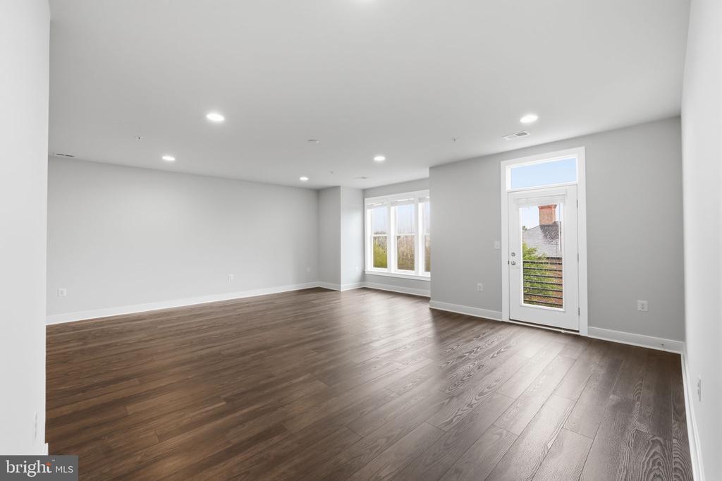 1908 POTOMAC AVENUE Unit: 102