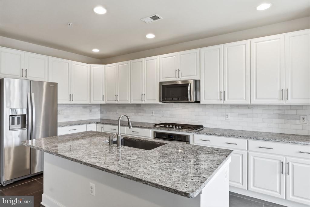 1908 POTOMAC AVENUE Unit: 102