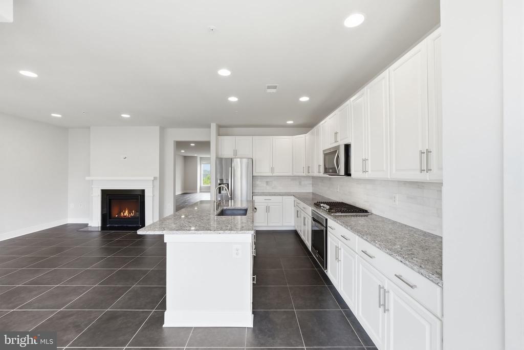 1908 POTOMAC AVENUE Unit: 102
